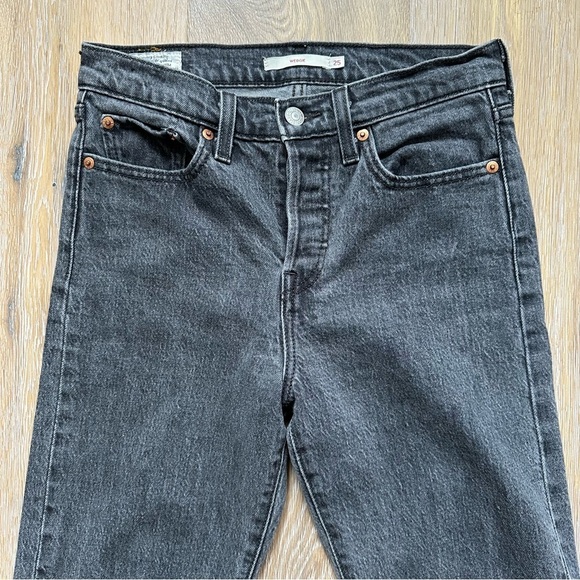 REVOLVE Levi's Wedgie Icon Fit Jeans in Bite My Dust Wash Grey Denim - Size 25 - Picture 14 of 16